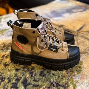 NEW Palladium Revolt Hi Top Sneakers in Olive, US size 8